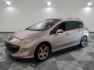 la photo d'une voiture argentée garée dans une salle d'exposition