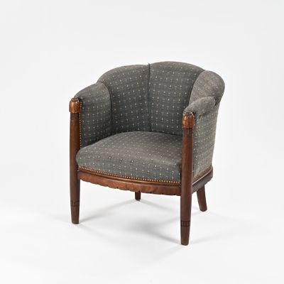 une chaise rembourrée avec une structure en bois et une assise rembourrée