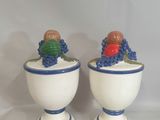 deux vases blancs ornés de motifs bleus et verts