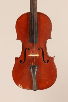 gros plan d'un violon avec un archet sur fond blanc
