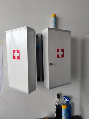 une armoire à pharmacie sur laquelle figure une croix rouge