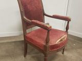 une vieille chaise recouverte de tissu rouge, recouverte de tissu rouge, recouverte de tissu rouge, recouverte de tissu rouge, recouverte de tissu rouge
