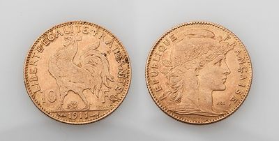two gold sovereigns, one of which has a head of a woman and the other of which is a