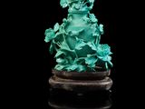 Figurine chinoise en jade sculpté représentant une grenouille et des fleurs, posée sur un socle
