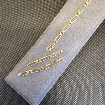 une pince à cravate à laquelle est attachée une chaîne en or
