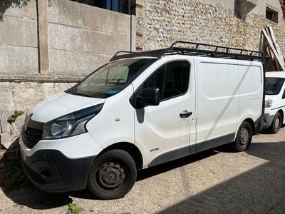 une camionnette blanche garée devant un bâtiment