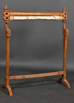 un vieux cadre en bois surmonté d'un porte-vêtements en tissu