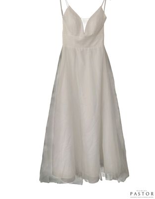 une robe blanche suspendue à un cintre, sur fond blanc