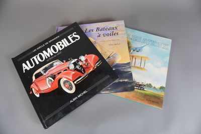 deux livres sont posés l'un à côté de l'autre sur une table