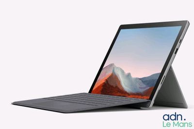 un gros plan d'un ordinateur portable sur lequel est posé un clavier
