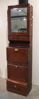 une grande commode en bois surmontée d'un miroir