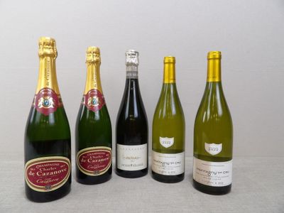 six bouteilles de vin sont alignées sur une table
