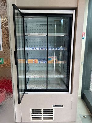 une photo d'un réfrigérateur en fonctionnement dans un magasin