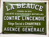 panneau accroché au mur d'un immeuble annonçant un endroit où les gens peuvent utiliser leur téléphone portable