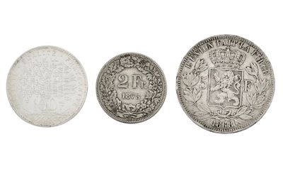 trois types différents de pièces d'argent sur fond blanc