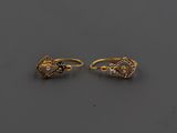 une paire de boucles d'oreilles en or et diamants