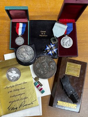 LOT : trois décorations, deux médailles, médaille souvenir e… - Photo 1