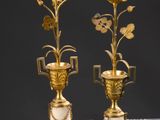 une paire de vases anciens en laiton et marbre posés sur une table en marbre