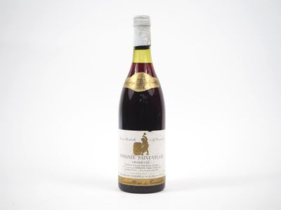 une bouteille de vin posée sur une table blanche