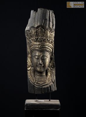 une tête de femme en bronze, coiffée d'une couronne, sur fond noir