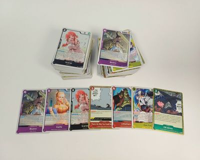 tout un tas de cartes posées ensemble sur la table