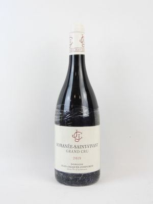 une bouteille de vin posée sur une table