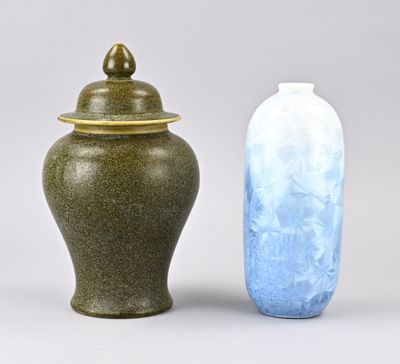 deux vases posés l'un à côté de l'autre sur une table