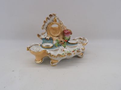 figurine en porcelaine représentant une théière, un miroir et des tasses à thé