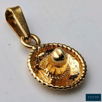 un pendentif plaqué or représentant un oiseau dans un nid