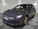 La Volkswagen Volt grise est garée dans une pièce au sol à carreaux.