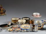 de nombreux types de bols et de tasses sur la table