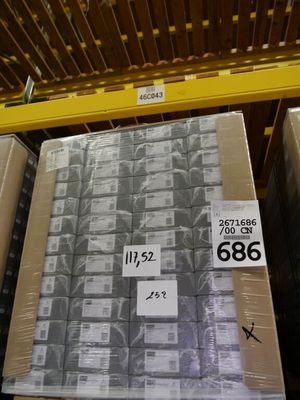 une grande pile de colis posée sur une étagère dans un magasin