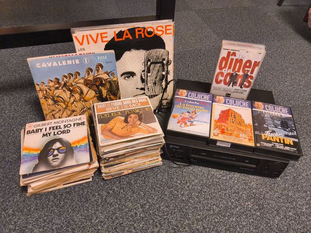 Lot de disques vinyles 45 et 33 tours. Joint magnétoscope Bluesky...