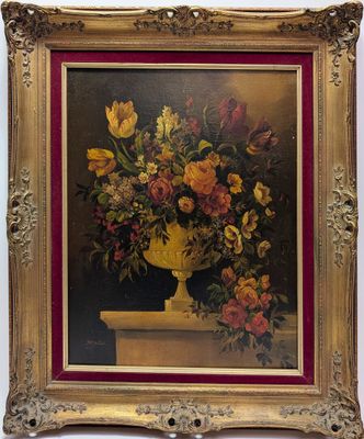 tableau représentant un vase de fleurs dans un cadre doré, accroché à un mur blanc