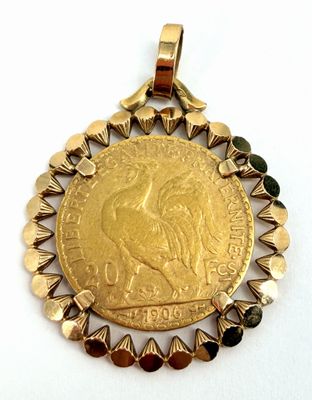 gros plan d'une pièce d'or sur une surface blanche
