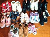 de nombreuses paires de chaussures posées sur une table