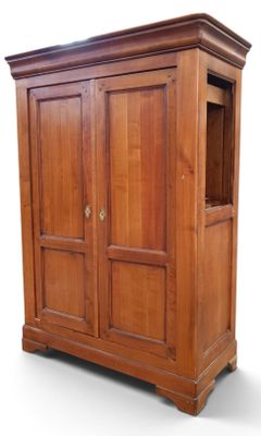 une photo d'une armoire en bois avec une porte vitrée