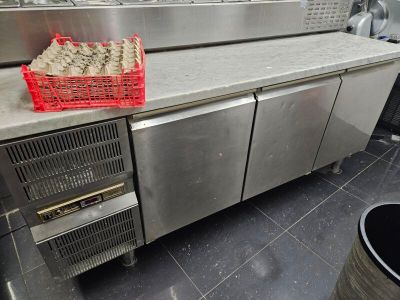Tour réfrigéré trois portes (hors service)