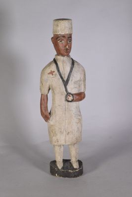 statue d'un homme en uniforme blanc tenant un couteau