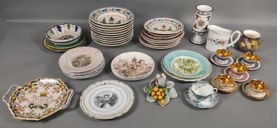 de nombreuses assiettes, tasses et vases sur la table