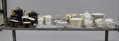 une table sur laquelle se trouvent beaucoup de plats et de tasses