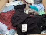 une boîte en carton remplie de vêtements et d'autres objets