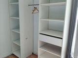 un placard situé dans un coin d'une pièce au sol en parquet
