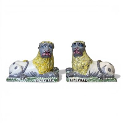 deux figurines de chiens sont posées sur une surface blanche