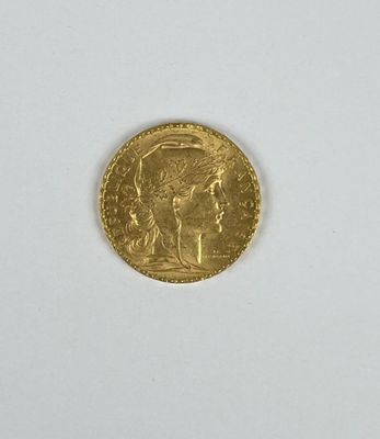 gros plan d'une pièce d'or sur une surface blanche
