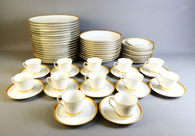 beaucoup de tasses et de soucoupes sur la table