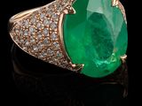 une bague en émeraude et diamant