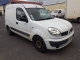 la petite camionnette blanche est garée dans le parking
