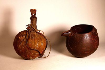 Réunion d’une carafe à eau en cuir et bouchon en bois, KARAM…