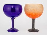 deux verres à vin posés l'un à côté de l'autre sur une table